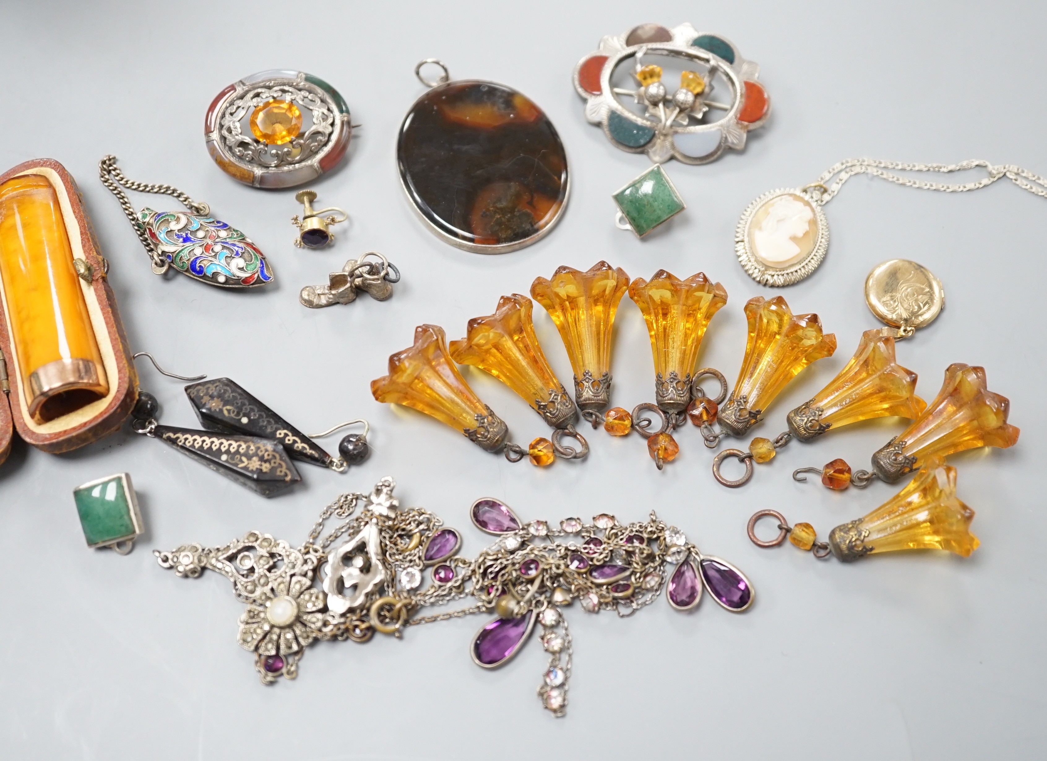 A 9ct gold locket, two white metal and Scottish hardstone brooches, a pair of tortoiseshell pique earrings and other mixed jewellery.